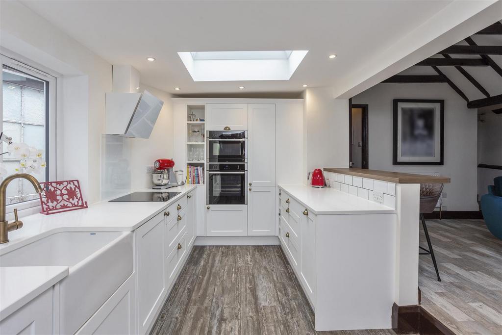 Oriental Road, Sunninghill 4 bed semidetached house £3,000 pcm (£692 pw)