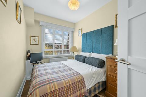 2 bedroom flat to rent, Woodside House, SW19