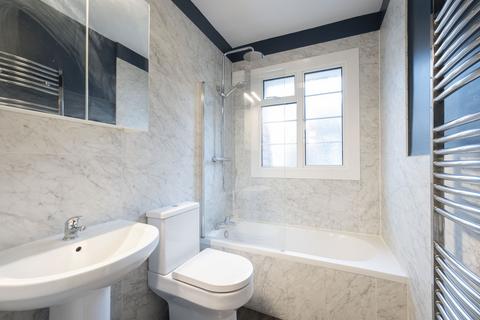 2 bedroom flat to rent, Woodside House, SW19
