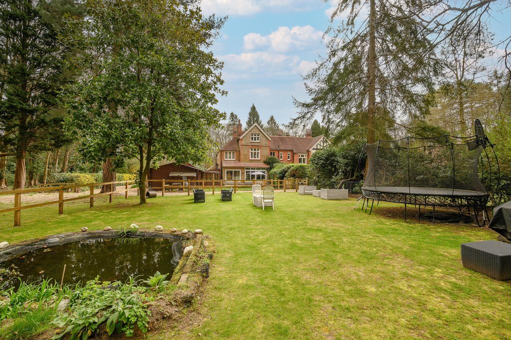 Byfleet Road, Cobham, Surrey, KT11 5 bed semidetached house £1,350,000