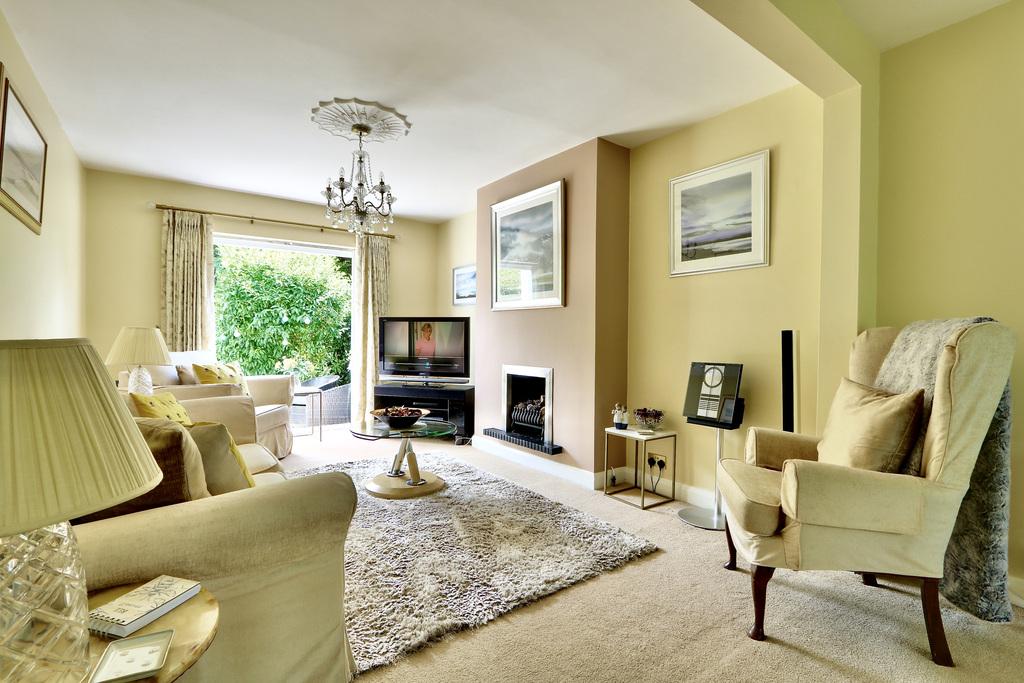 Ivy House Road, Ickenham, UB10 3 bed semidetached house £775,000