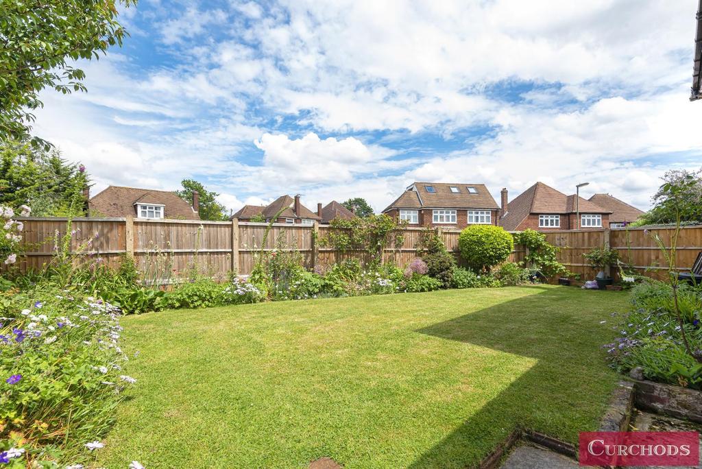 Richmond Drive, Shepperton, TW17 3 bed detached house £650,000
