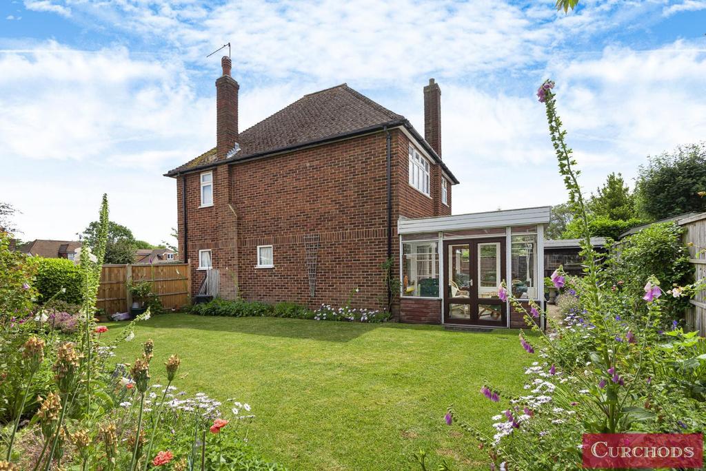 Richmond Drive, Shepperton, TW17 3 bed detached house £650,000