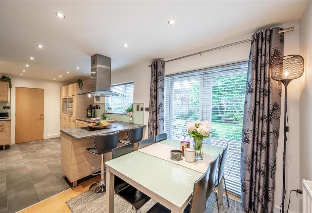 Honeytree Close, Kingswinford, DY6 8NY 4 bed detached house £450,000