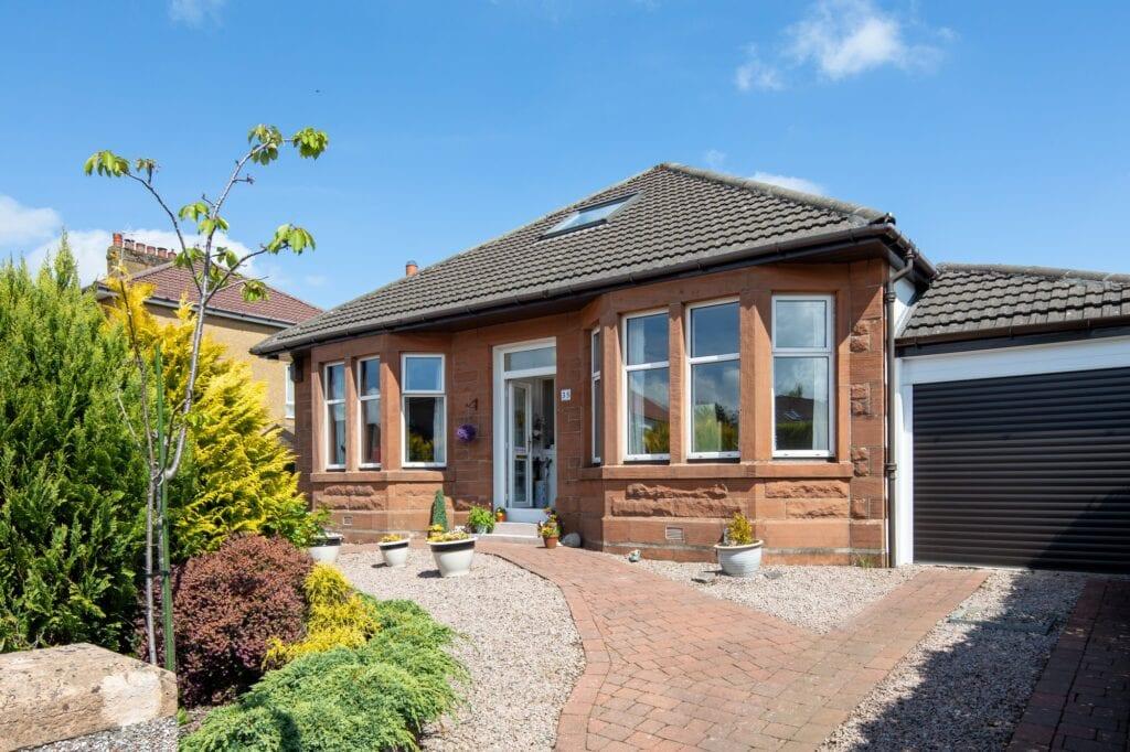 35 Lothian Drive, Clarkston, G76 7NA 4 bed detached bungalow £395,000