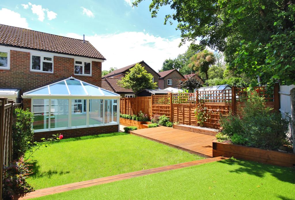 The Rampart Lower Buckland Road, Lymington, Hampshire, SO41 3 bed semidetached house £1,495