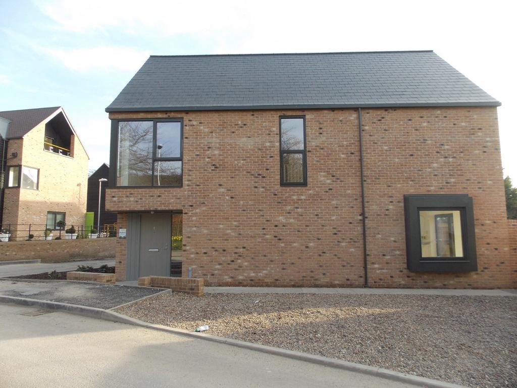 The Avenue, Saffron Walden, Essex 3 bed detached house £1,895 pcm (£