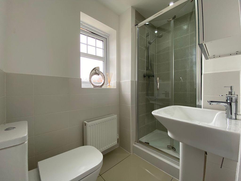 Ensuite to Bed 1