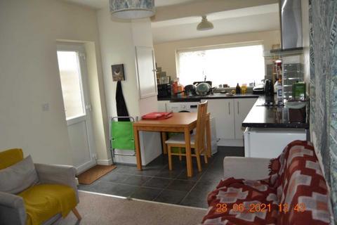 2 bedroom flat to rent, Dogfield, Cardiff