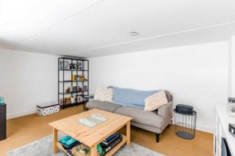 2 bedroom flat to rent, St Rule Street, Clapham, SW8