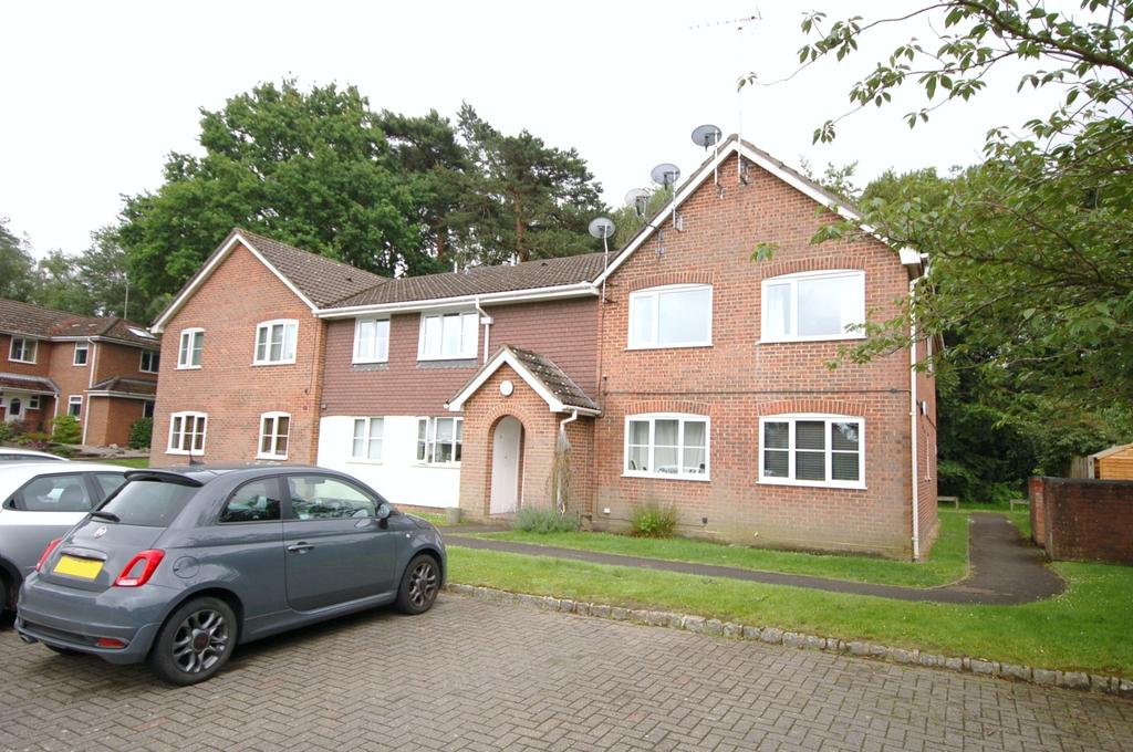 Albert Road, Bagshot 1 bed flat £750 pcm (£173 pw)