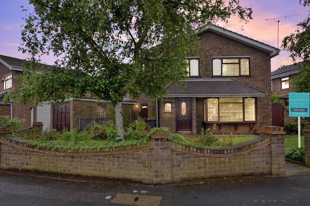 Raphael Drive, Shoeburyness, Essex, SS3 4 bed detached house £439,995