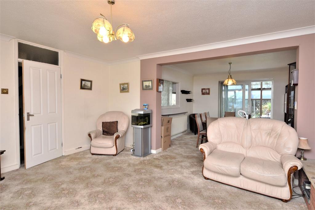 Raphael Drive, Shoeburyness, Essex, SS3 4 bed detached house £439,995
