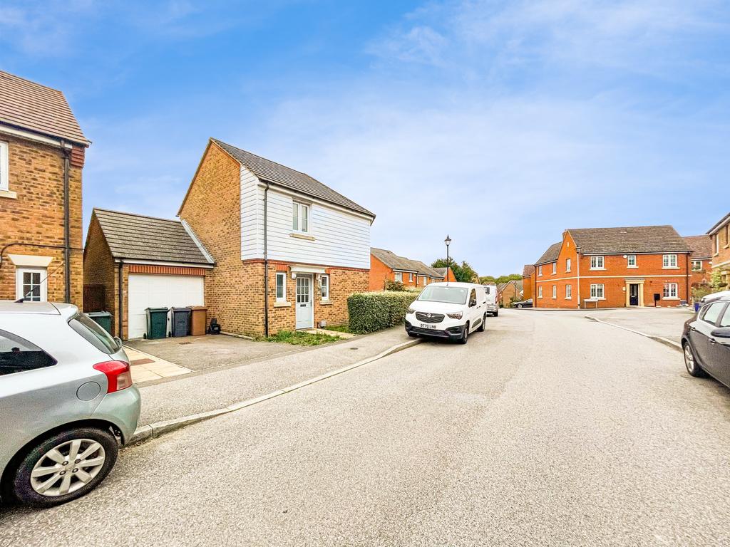 Swaffer Way, Ashford, Kent, TN23 3 bed end of terrace house £320,000