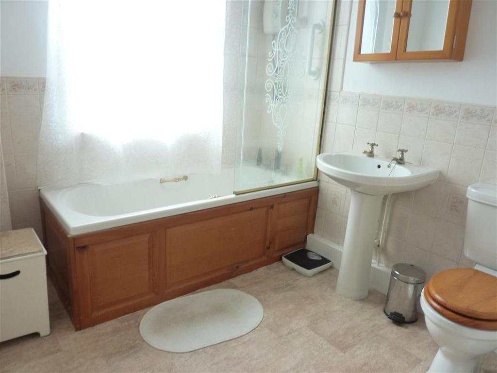 Deans Road, Swinton, Manchester 2 bed terraced house £795 pcm (£183 pw)