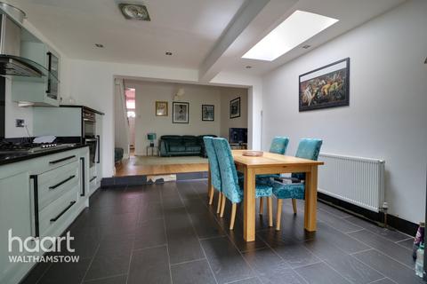 122 Bramley Close, London, E17 6EG