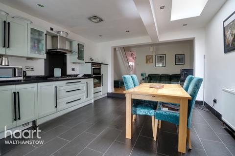 122 Bramley Close, London, E17 6EG