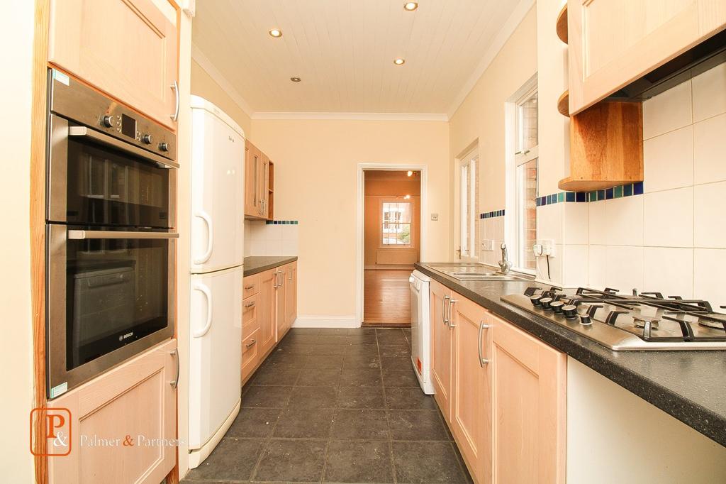 Scarletts Road, Colchester, Essex, CO1 3 bed semidetached house £