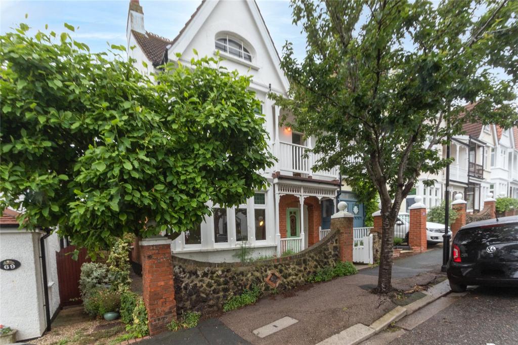 Leigh Cliff Road, LeighonSea, SS9 5 bed end of terrace house £750,000
