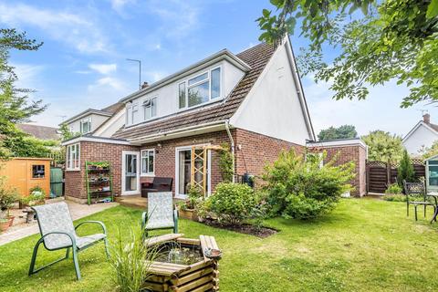 6 Coombe Drive, Addlestone, KT15 1DB