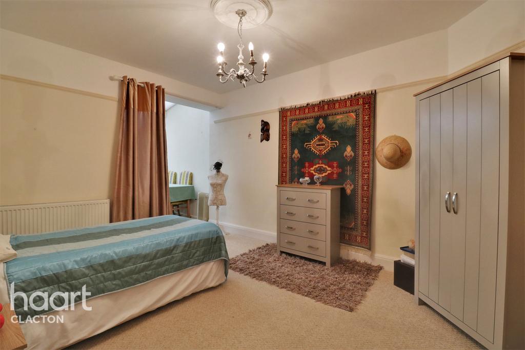 Trafalgar Road, ClactonOnSea 4 bed semidetached house £300,000