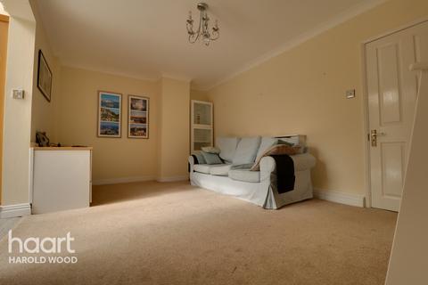 6 Hamilton Drive, Romford, RM3 0UU