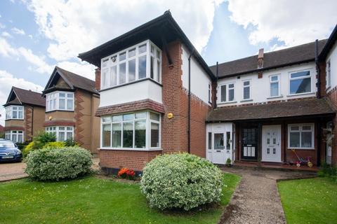 16 West End Court, Pinner, HA5 1BP