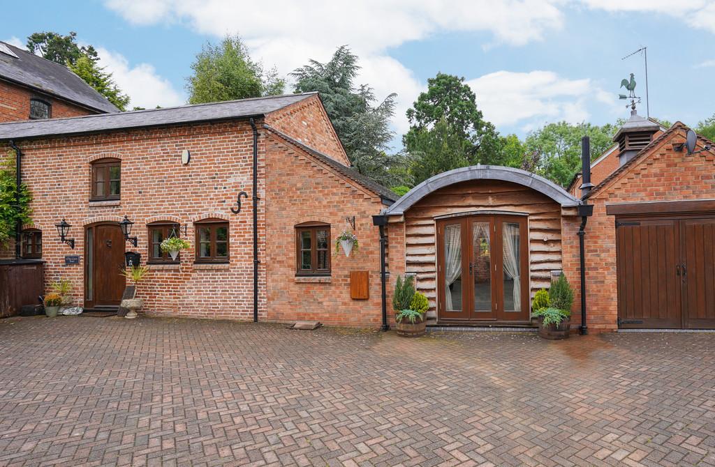 Mill Court, Alvechurch, B48 7JY 3 bed barn conversion £435,000