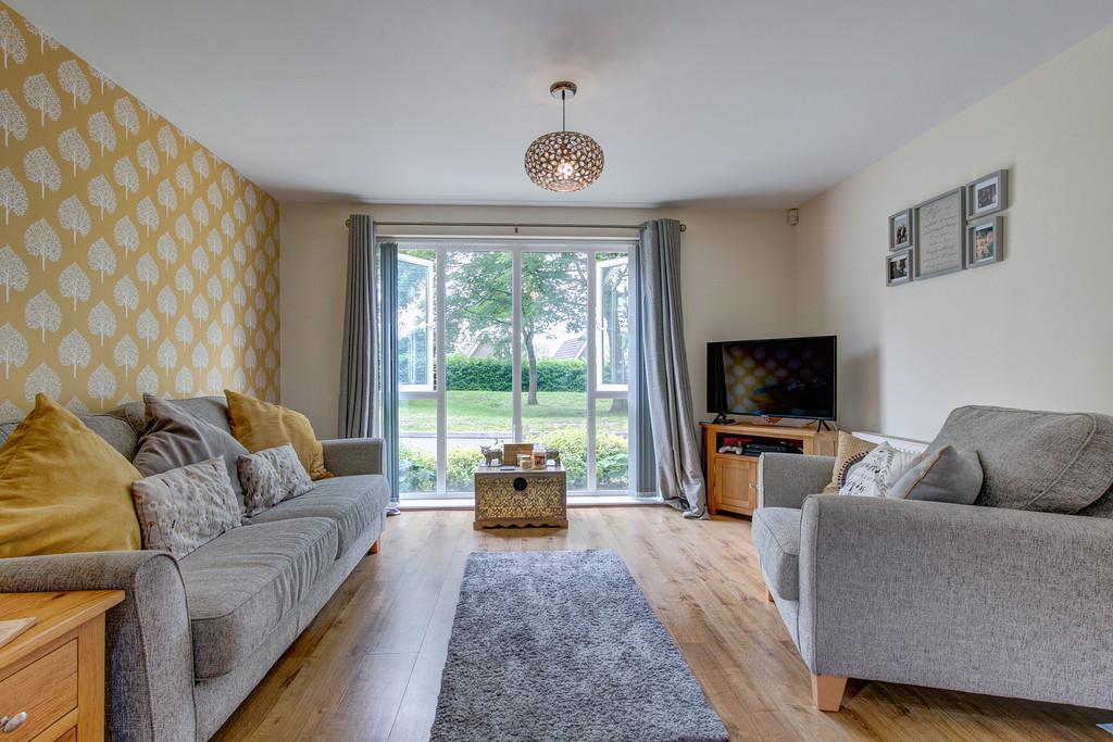 Shottery Close, Ipsley, Redditch B98 0GE 2 bed ground floor flat £145,000