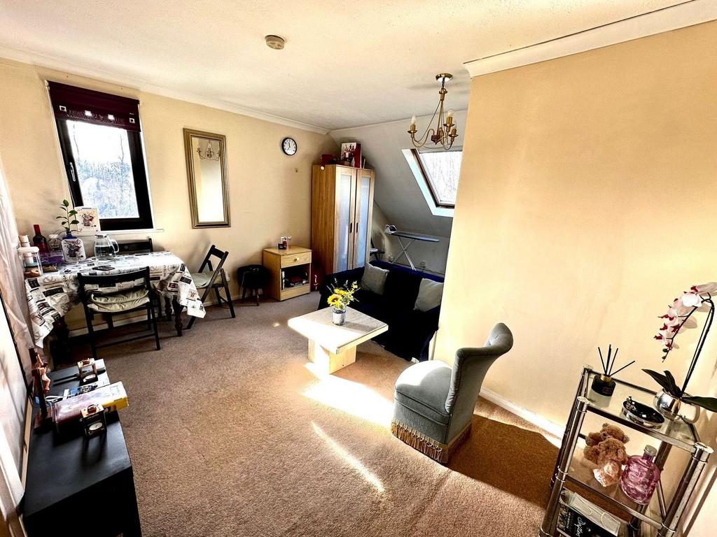 Top floor Studio in Central South Harrow