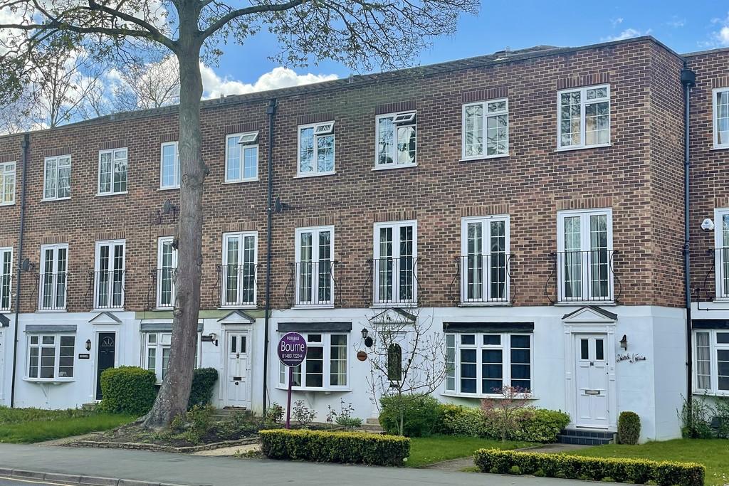White Rose Lane, Woking 3 bed townhouse £500,000
