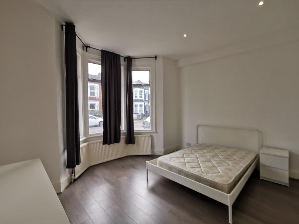 Buchanan Gardens, London 5 bed end of terrace house £3,500 pcm (£808 pw)
