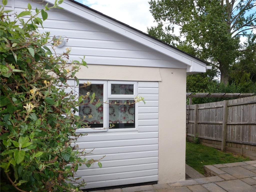 Silver Hill Road, Willesborough... 1 bed apartment £450 pcm (£104 pw)