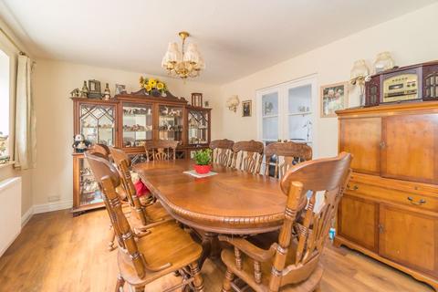 17 Castlecroft Lane, Wolverhampton, WV3 8JX