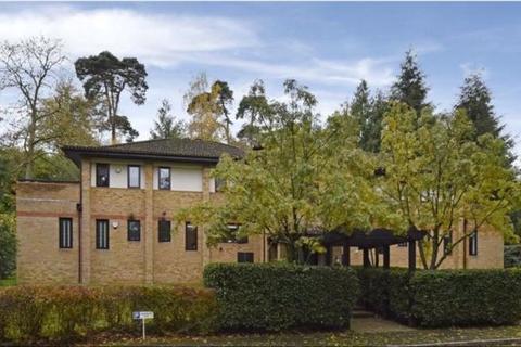 8, Ash Court The Warren, Oxshott, Leatherhead, KT22 0SB