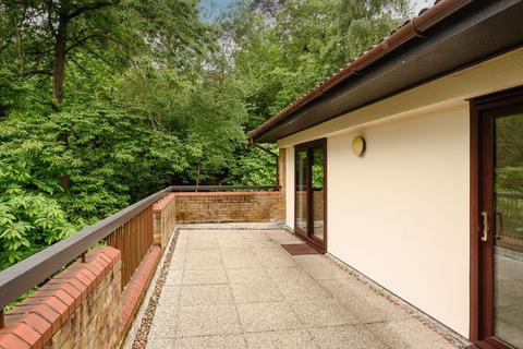 8, Ash Court The Warren, Oxshott, Leatherhead, KT22 0SB