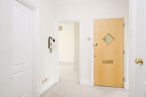 8, Ash Court The Warren, Oxshott, Leatherhead, KT22 0SB