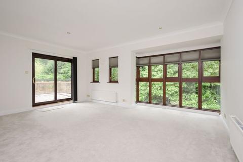 8, Ash Court The Warren, Oxshott, Leatherhead, KT22 0SB