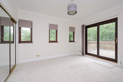 8, Ash Court The Warren, Oxshott, Leatherhead, KT22 0SB