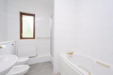 8, Ash Court The Warren, Oxshott, Leatherhead, KT22 0SB