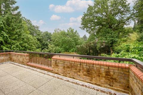 8, Ash Court The Warren, Oxshott, Leatherhead, KT22 0SB