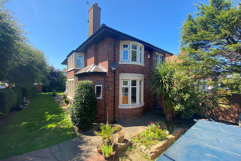 Leach Lane, Lytham St Annes, FY8 4 bed detached house £399,950