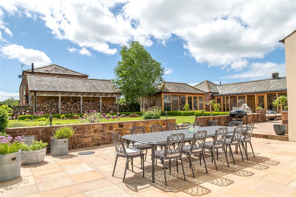 Courtyard Dining