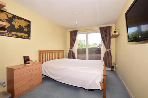 124 Hazelmere Close, Leatherhead, KT22 7XA