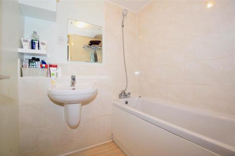 124 Hazelmere Close, Leatherhead, KT22 7XA
