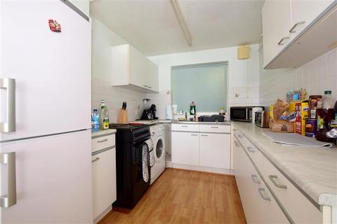 124 Hazelmere Close, Leatherhead, KT22 7XA