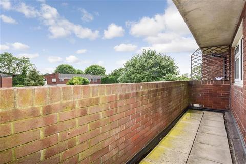 124 Hazelmere Close, Leatherhead, KT22 7XA