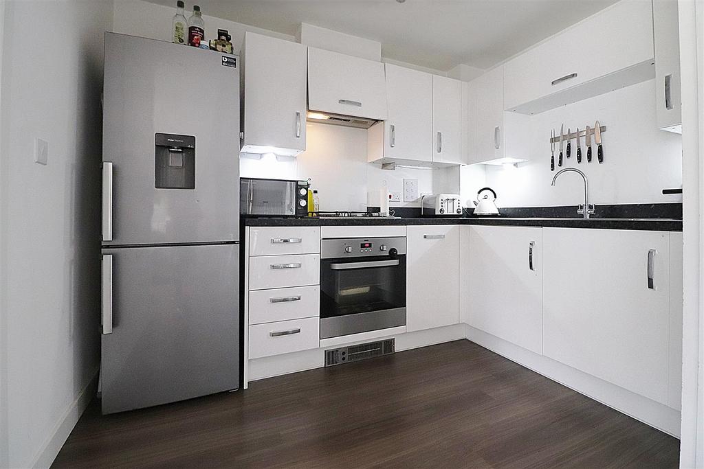 Morris Drive, Belvedere 2 bed end of terrace house £290,000
