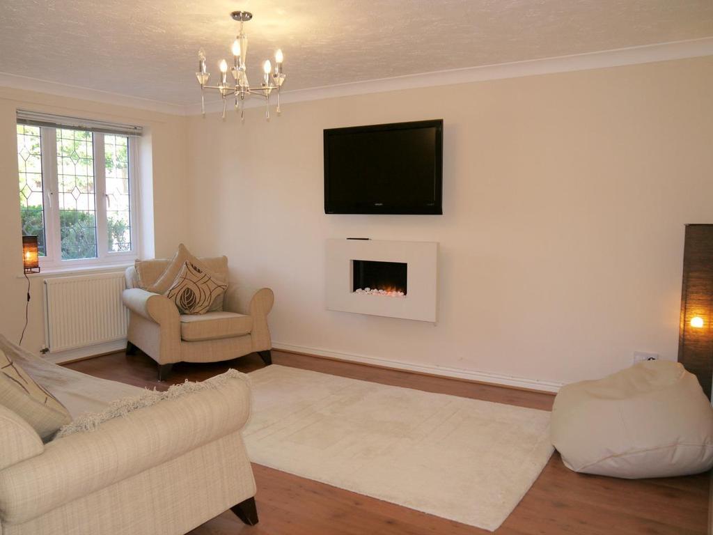 Ffordd Dryden, Killay 3 bed detached house £950 pcm (£219 pw)
