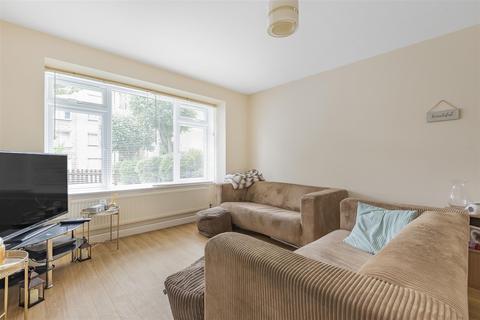 Flat 5, Vanborough Court Wellesley Road, Sutton, SM2 5BW